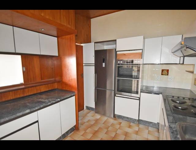 2 BEDROOM TOWNHOUSE FOR SALE IN HYDE PARK